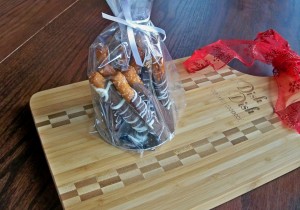 close up of chocolate covered pretzels wrapped in gift bag, foodie gifts, edible holiday gifts, DIY food gifts, online recipe organizer