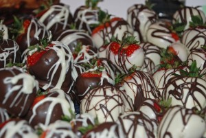 chocolate drizzled strawberries, chocolate recipes, strawberry recipes, valentines day, romantic desserts, organize recipes online