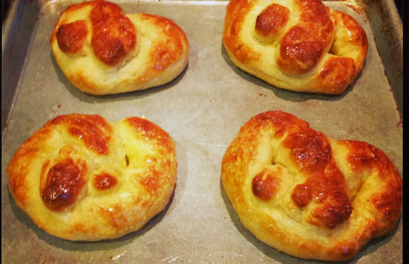 delicious soft salty baked pretzel recipe, auntie ann pretzel recipe, soft pretzels, digital cookbook with Dish Dish