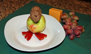 how to make fruit and cheese turkey tabletop decor, grapes and cheese on turkey, thanksgiving tabletop decor, turkey decoration, digitize recipes