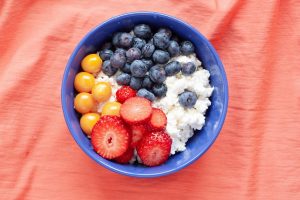 Cottage cheese in bowl with berries - Pixabay